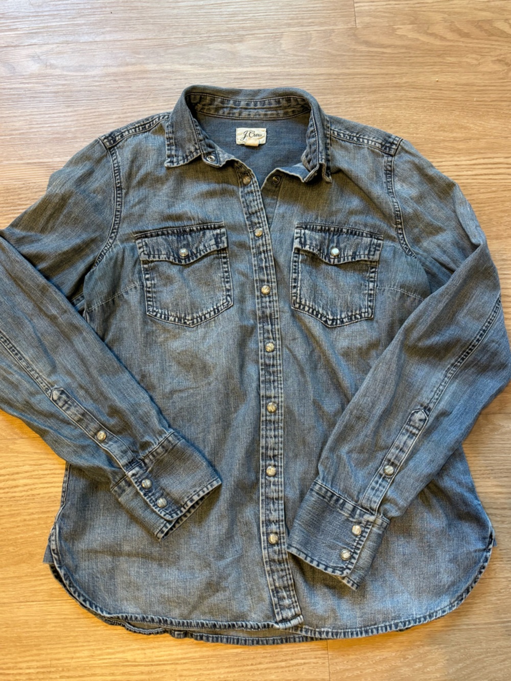 J Crew Women’s Size 8 Chambray Pearl Snap Western Style Button Down Blue